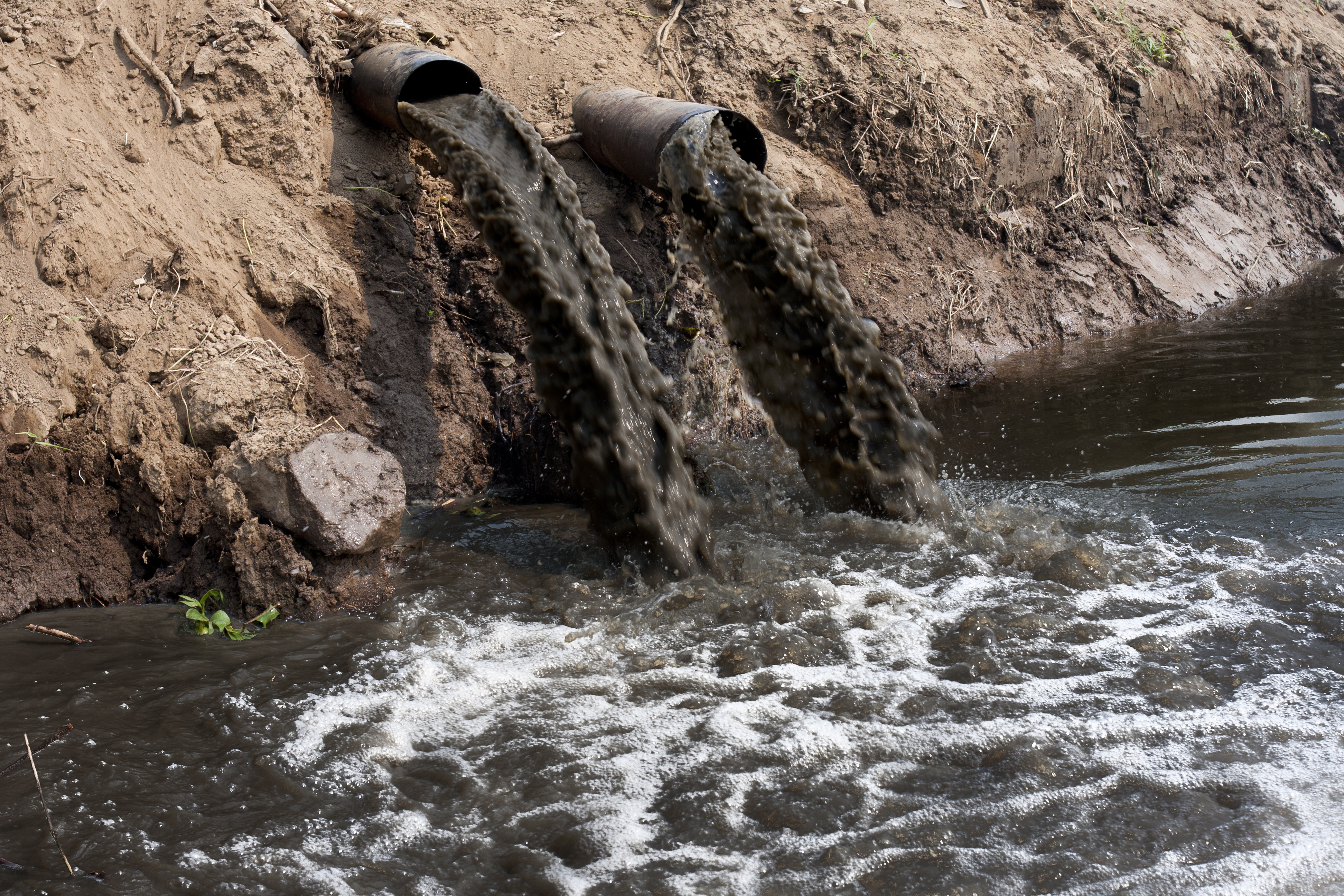 Водопользование акватории. Загрязнённые реки Калининграда. Загрязнение воды. Сточные воды. Канализационные стоки.